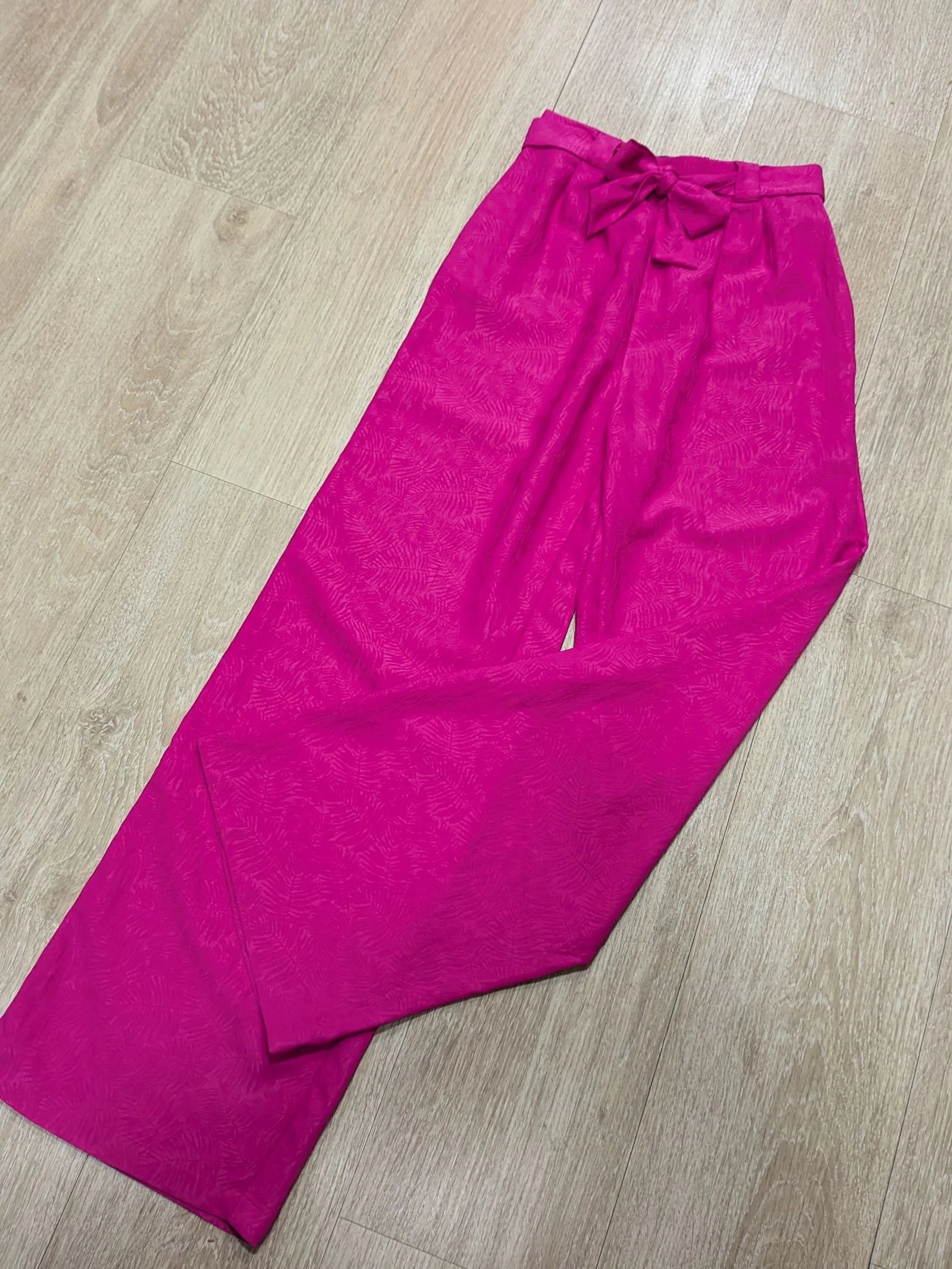 Calça palazzo fúcsia acetinada com cinto de laço. Tamanho 34 – photo 2